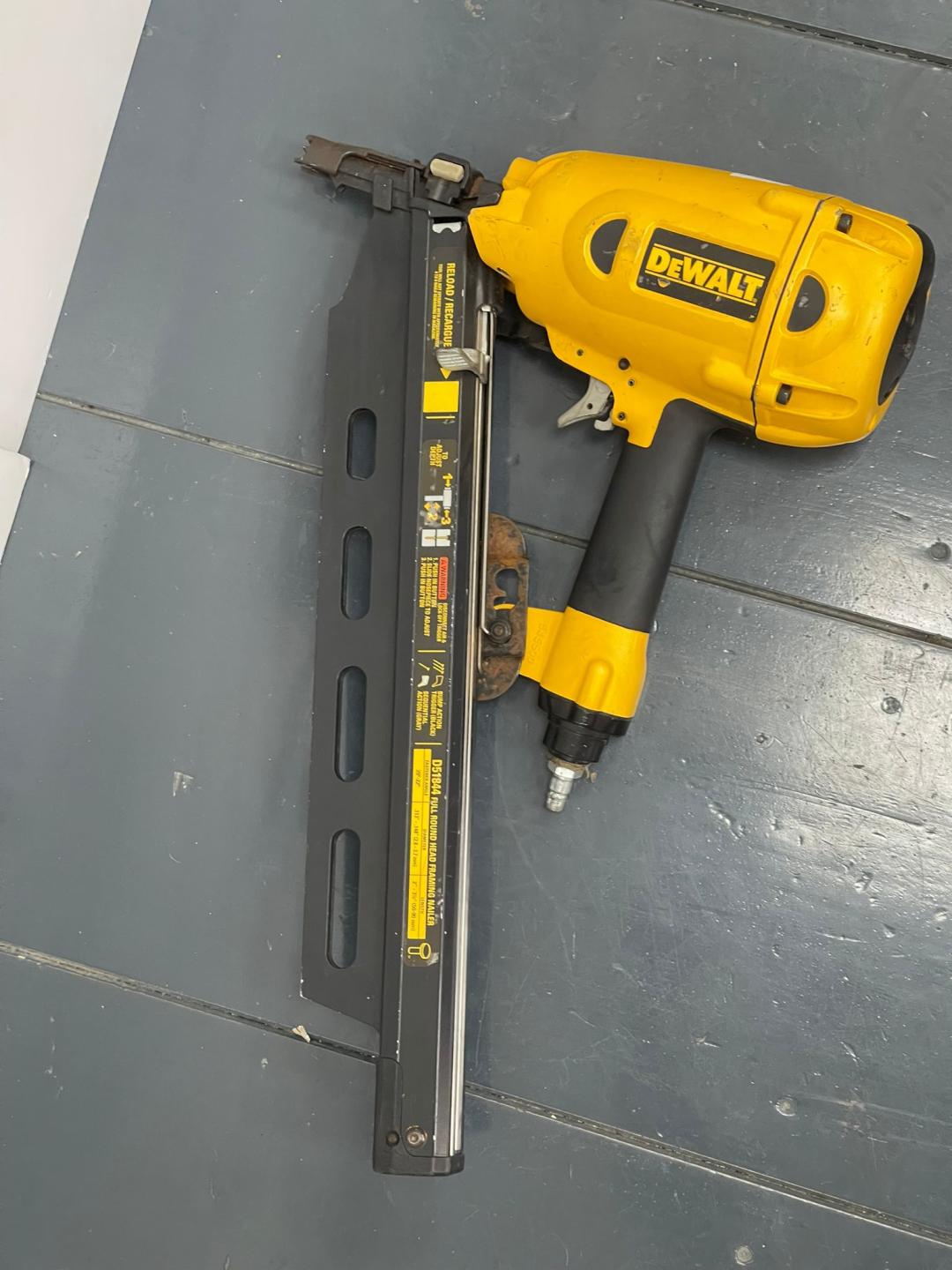 Pistol de bătut cuie pentru structuri Dewalt D51844 image 1