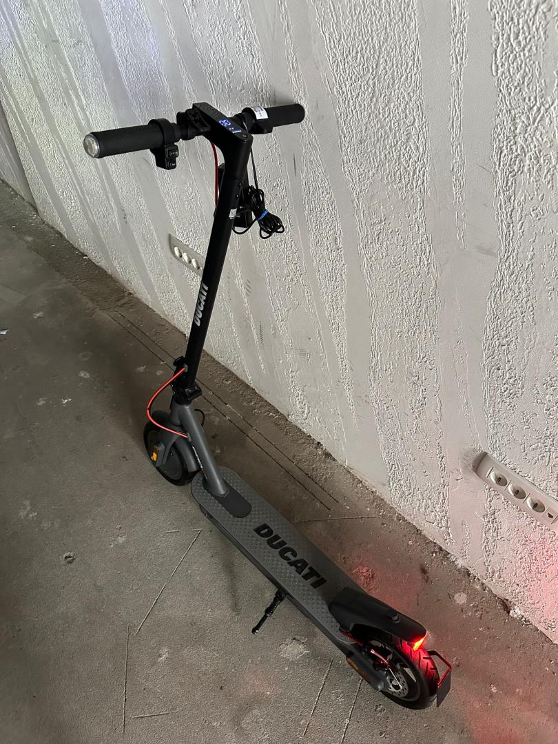 Trotineta electrica Ducati Pro-I Evo, 350W, Autonomie 25 km, 25 km/h, Negru image 1