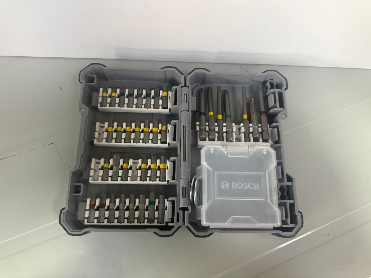 Masina De Gaurit Combinata Cu Acumulator Bosch Professional 18V System Gsb 18V-21 (Inclusiv 2X Baterii De 2, 0 Ah, Set De Accesorii De 40 De Piese, L-Boxx) -  image 4