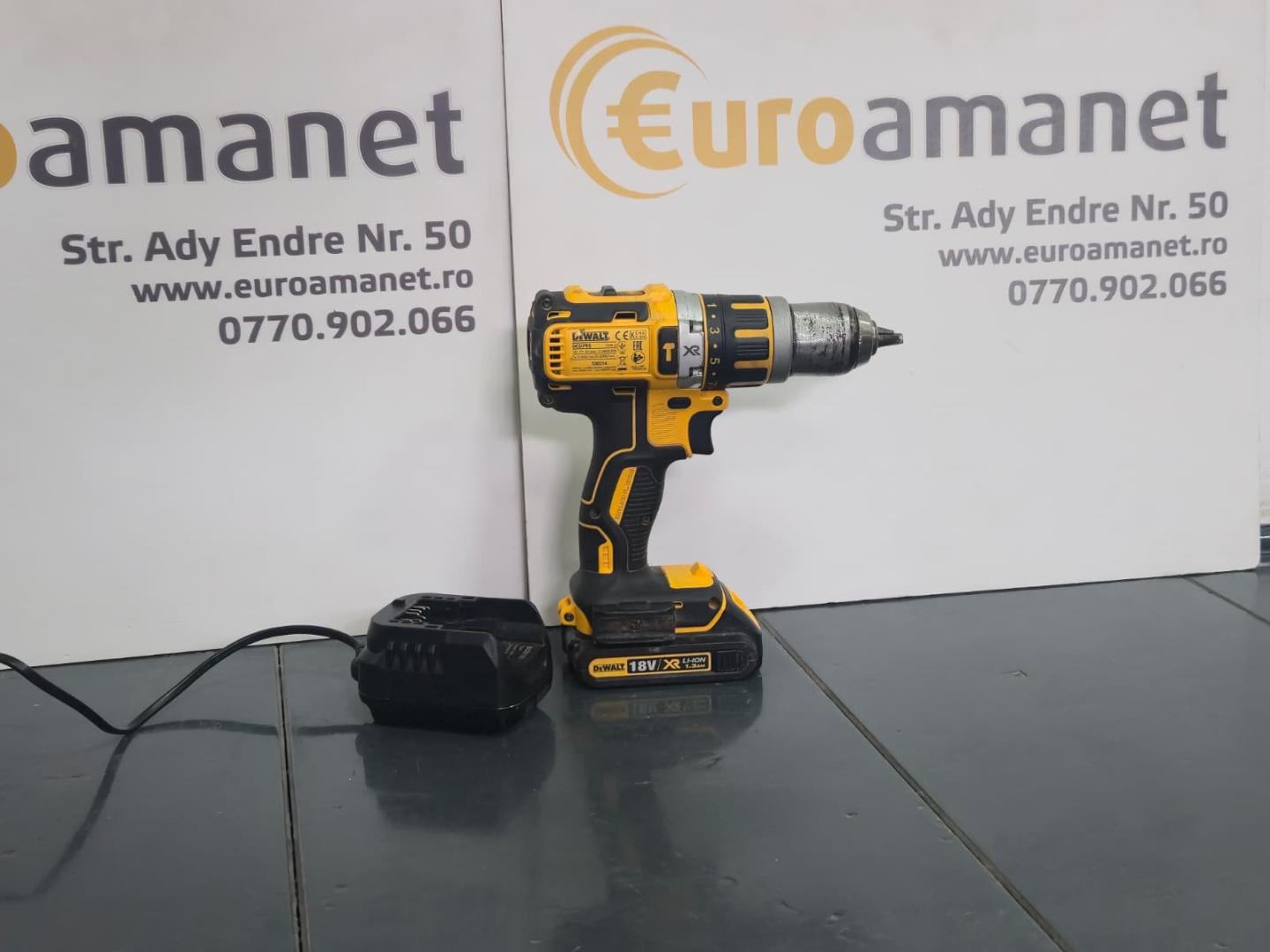 Masina compacta de gaurit cu percutie Dewalt DCD795D2-QW