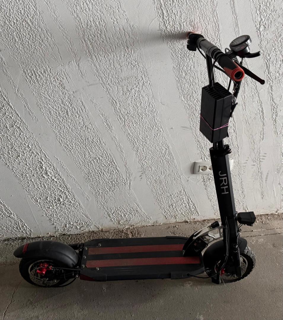 Trotineta electrica T13, viteza 50km/h autonomie 30-40 km , leduri RGB, Negru jrh