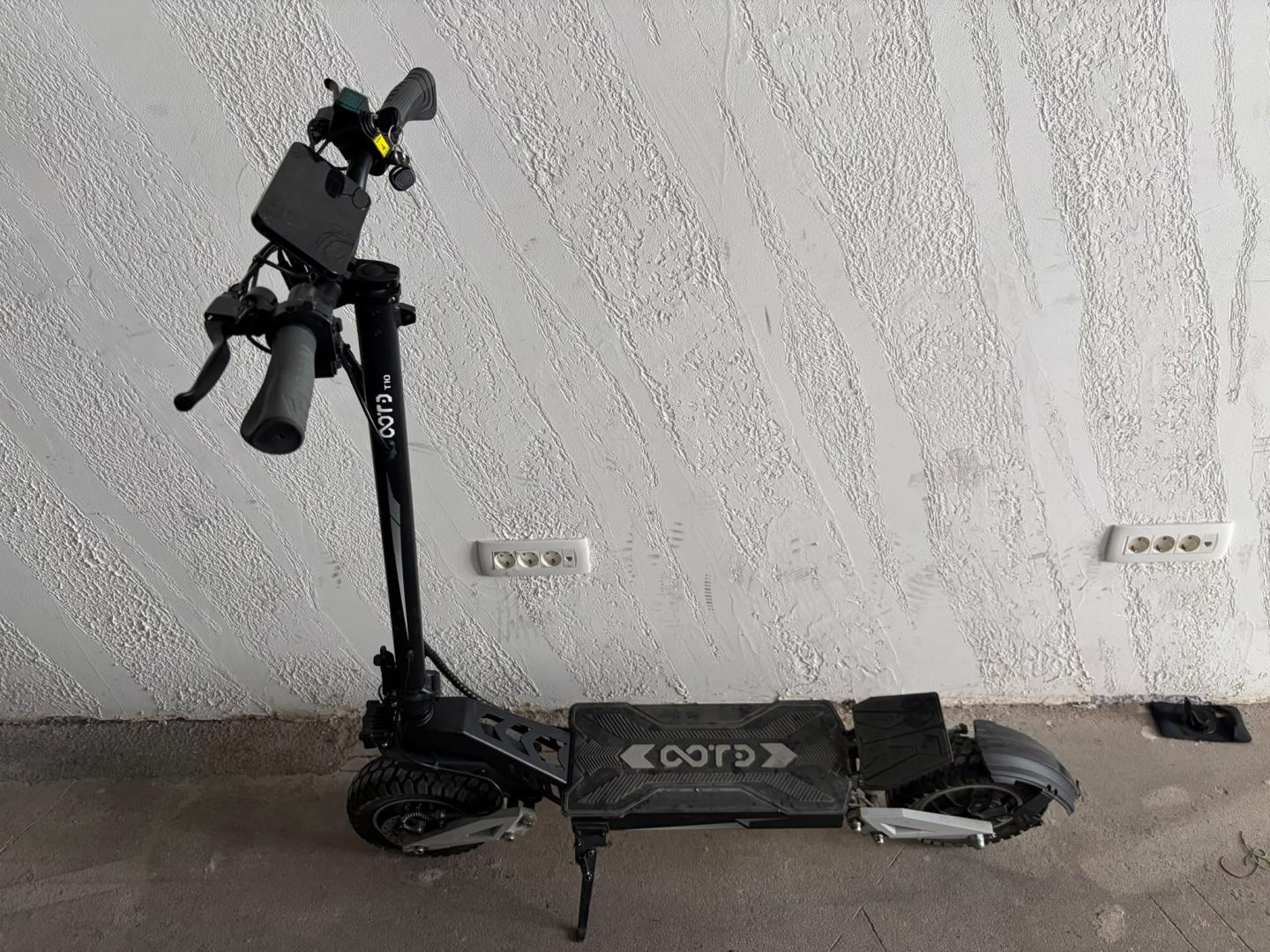 Trotineta electrica OOTD T10, motor max 900 W, distanta maxima de 45 km, 48V 13 Ah, Roti 11", Negru