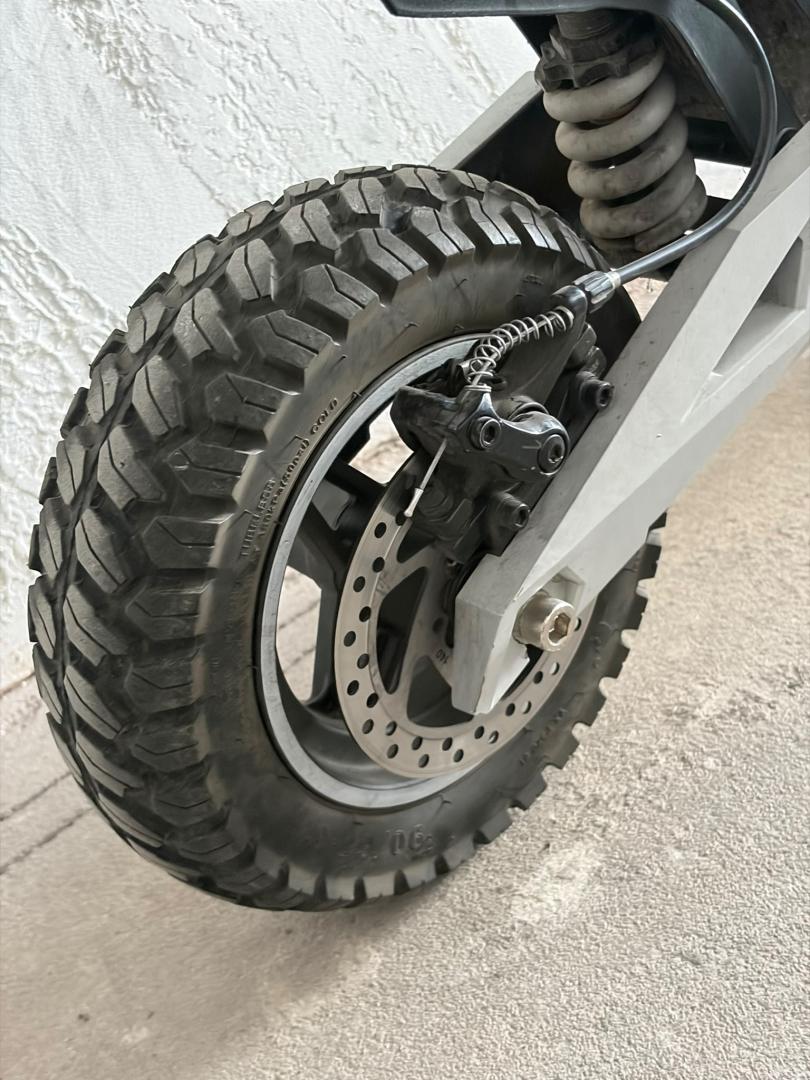 Trotineta electrica OOTD T10, motor max 900 W, distanta maxima de 45 km, 48V 13 Ah, Roti 11", Negru image 1