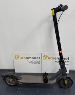 Trotineta electrica Xiaomi Mi Electric Scooter 3 , putere motor 300 W, autonomie max. 30 Km, viteza maxima 25 Km/h,Black