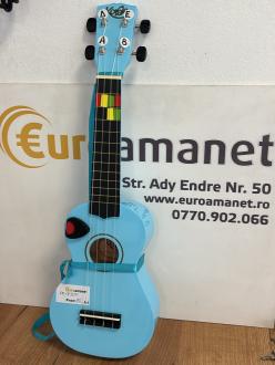 Ukulele soprană din lemn, albastru deschis, finisaj lucios. Echipată cu mecanică de acordaj