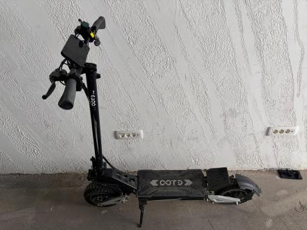 Trotineta electrica OOTD T10, motor max 900 W, distanta maxima de 45 km, 48V 13 Ah, Roti 11", Negru